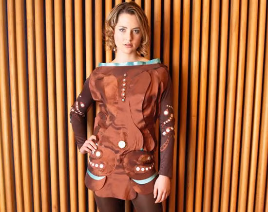 15. Áo điện- Power Dress Nhà thiết kế Amanda Parkes chính là người đã sáng tạo ra chiếc áo có khả năng phát điện rất độc đáo này. Khác các thiết kế tạo ra nguồn điện từ năng lượng mặt trời, chiếc áo này lại phát ra nguồn điện từ chính những cử chỉ hàng ngày của chúng ta nhờ được may từ chất liệu vải áp điện. Năng lượng sẽ được dự trữ trong một quả pin. Theo đánh giá, chất liệu này có tính ứng dụng khá cao trong tương lai.