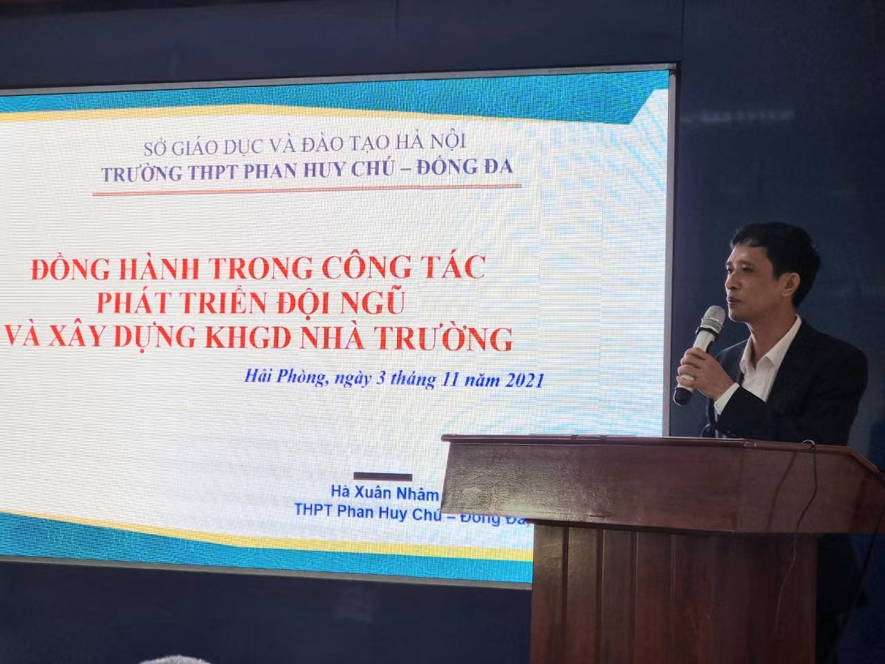 Thầy giáo Hà Xuân Nhâm – Hiệu trưởng trường trung học phổ thông Phan Huy Chú chia sẻ kinh nghiệm của bản thân khi đồng hành cùng đội ngũ cán bộ, giáo viên (Ảnh: Phương Linh)