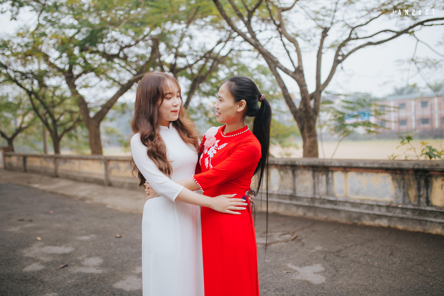 Phương Thanh chụp ảnh cùng cô giáo Tạ Hoa (ảnh: NVCC)