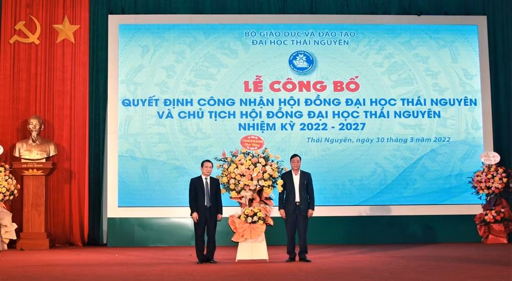 Ông Đặng Xuân Trường - Ủy viên Ban Thường vụ Tỉnh ủy, Phó Chủ tịch thường trực Ủy ban nhân dân tỉnh Thái Nguyên tặng hoa chúc mừng Hội đồng Đại học Thái Nguyên nhiệm kỳ 2022 - 2027 (ảnh: NTCC)