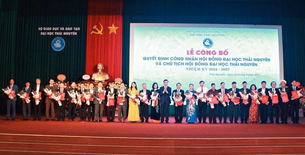 Thay mặt lãnh đạo Bộ Giáo dục và Đào tạo, Phó giáo sư Nguyễn Văn Phúc – Phó Bí thư Ban Cán sự Đảng, Thứ trưởng Bộ Giáo dục và Đào tạo tặng hoa chúc mừng Hội đồng Đại học Thái Nguyên