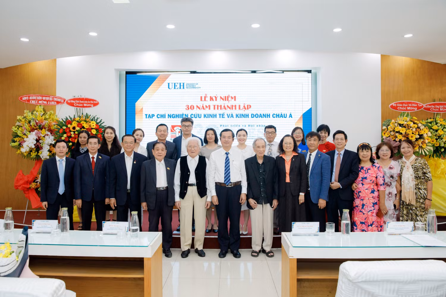 Thứ trưởng Bộ Giáo dục và Đào tạo Nguyễn Văn Phúc (áo trắng, hàng đầu tiên) đã tới dự và chúc mừng Ban biên tậpTạp chí JABES trong lễ kỉ niệm 30 năm ngày thành lập (ảnh: NTCC)