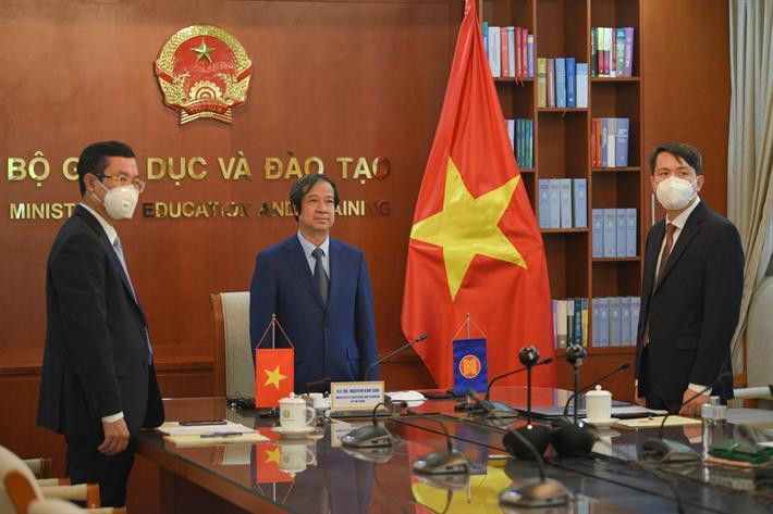 Bộ trưởng Bộ Giáo dục và Đào tạo Việt Nam Nguyễn Kim Sơn và lãnh đạo Bộ Giáo dục và Đào tạo tại lễ tiếp nhận vai trò Chủ tịch kênh Giáo dục ASEAN nhiệm kỳ 2022-2023 được tổ chức theo hình thức trực tuyến (ảnh: Bộ Giáo dục và Đào tạo)