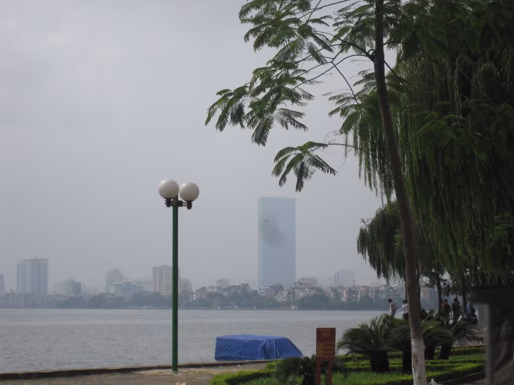 Lái xe đã lấy “bạt” phủ kín chiếc xe và huy động lực lượng quân đội đến bảo vệ hiện trường