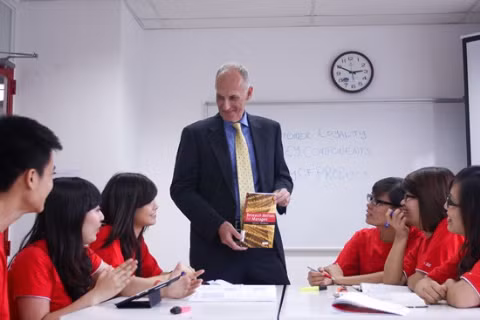 Sinh viên và giảng viên.