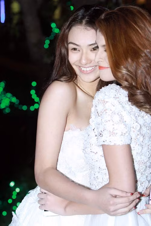 Dù sexy, nhưng nhan sắc của Hồng Quế lại tiều tụy, nhợt nhạt vì phái chống chọi với cơn gió lạnh cắt da cắt thịt