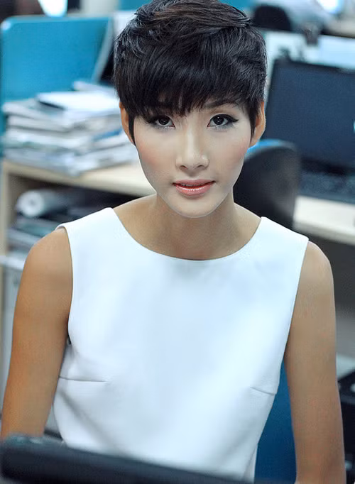 Những kiểu tóc hiện đại này đánh dấu sự thay đổi mạnh mẽ của Hoàng Thùy. Từ một "thôn nữ", Hoàng Thùy ngày càng tỏa sáng sau danh hiệu Quán quân Next Top Model. Những kiểu tóc hiện đại này đánh dấu sự thay đổi mạnh mẽ của Hoàng Thùy. Từ một "thôn nữ", Hoàng Thùy ngày càng tỏa sáng sau danh hiệu Quán quân Next Top Model.