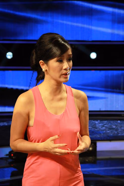 8. Nhiều người cảm thấy khó hiểu khi Hồng Nhung lại cả gan không mặc nội y khi hướng dẫn các thí sinh Vietnam Idol kỹ năng trình diễn 8. Nhiều người cảm thấy khó hiểu khi Hồng Nhung lại cả gan không mặc nội y khi hướng dẫn các thí sinh Vietnam Idol kỹ năng trình diễn
