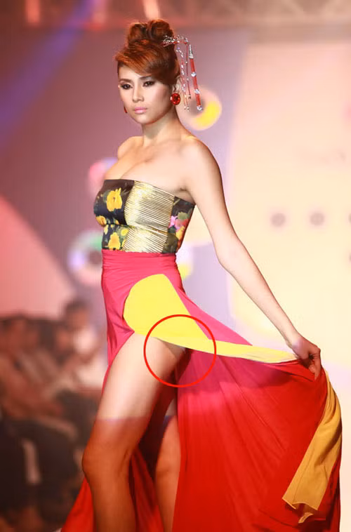 Trong lúc 'vén váy' để khoe đôi chân dài đáng ngưỡng mộ của mình trên sàn catwalk, Võ Hoàng Yến đã vô tình 'khoe' luôn cả vòng 3 với bàn dân thiên hạ Trong lúc 'vén váy' để khoe đôi chân dài đáng ngưỡng mộ của mình trên sàn catwalk, Võ Hoàng Yến đã vô tình 'khoe' luôn cả vòng 3 với bàn dân thiên hạ