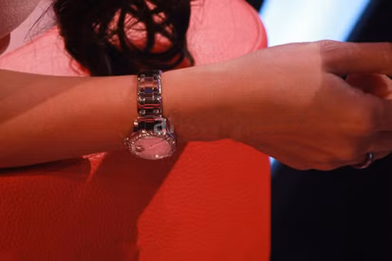 Chiếc đồng hồ Rolex mà cô mang trên tay với giá trị tầm 630 triệu - 1 tỷ đồng.