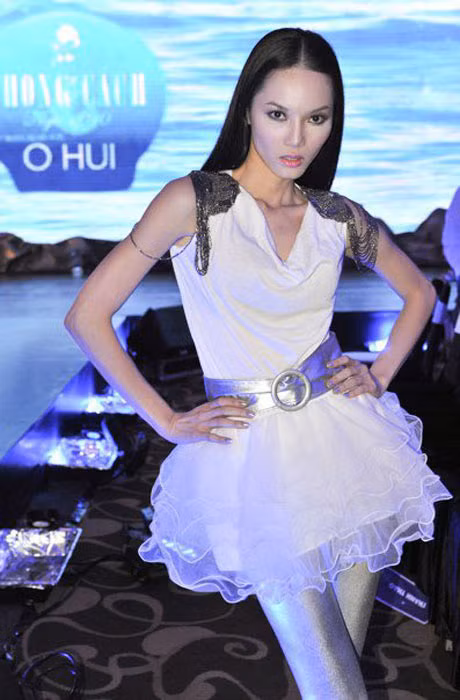 Cô lọt vào top 'những bộ xương' di động của giới người đẹp Việt Nam Cô lọt vào top 'những bộ xương' di động của giới người đẹp Việt Nam