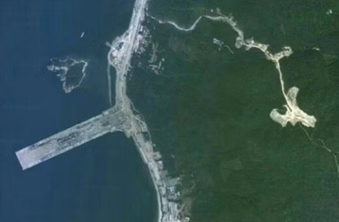 Căn cứ tàu sân bay lớn nhất thế giới của Trung Quốc ở Tam Á, đảo Hải Nam, phía bắc Biển Đông Căn cứ tàu sân bay lớn nhất thế giới của Trung Quốc ở Tam Á, đảo Hải Nam, phía bắc Biển Đông