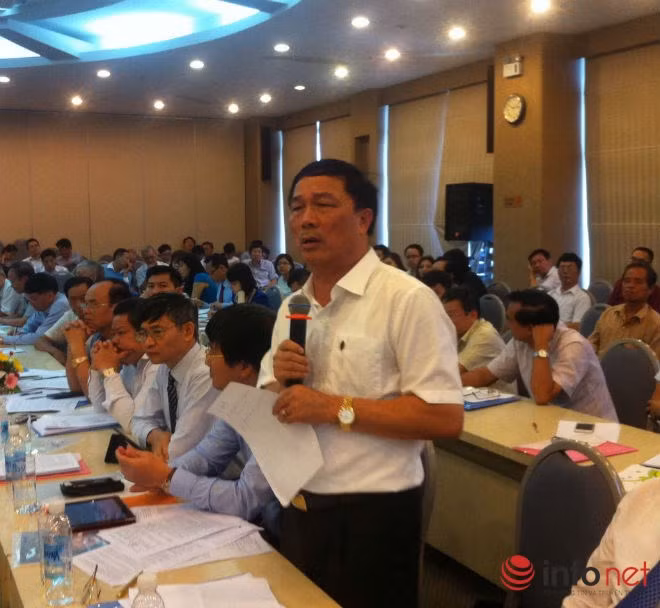 Ông Nguyễn Văn Đệ, với vai trò là Chủ tịch Hiệp hội Doanh nghiệp tỉnh Thanh Hóa đã có những phát ngôn "trở mặt" với Sở Xây dựng. Ông Nguyễn Văn Đệ, với vai trò là Chủ tịch Hiệp hội Doanh nghiệp tỉnh Thanh Hóa đã có những phát ngôn "trở mặt" với Sở Xây dựng.