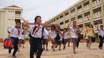 Tiến sĩ Nguyễn Dư nêu quan điểm đồng tình với hai thay đổi gần đây của Bộ Giáo dục và Đào tạo là bỏ chấm điểm trong các hoạt động kiểm tra thường xuyên ở cấp tiểu học; lấy kết quả của cả khóa học và điểm số tốt nghiệp làm căn cứ xét tốt nghiệp cho học sinh THPT. Ảnh: Thanh Niên Tiến sĩ Nguyễn Dư nêu quan điểm đồng tình với hai thay đổi gần đây của Bộ Giáo dục và Đào tạo là bỏ chấm điểm trong các hoạt động kiểm tra thường xuyên ở cấp tiểu học; lấy kết quả của cả khóa học và điểm số tốt nghiệp làm căn cứ xét tốt nghiệp cho học sinh THPT. Ảnh: Thanh Niên