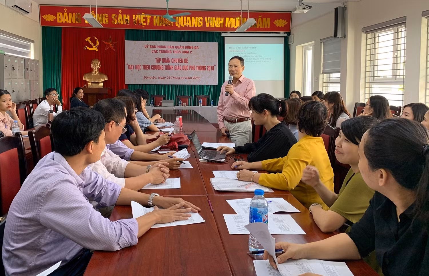 Phó giáo sư Nguyễn Văn Khánh (cầm micro)– chủ biên chương trình môn Vật lý và cũng là người đang trực tiếp tập huấn giáo viên thành phố Hà Nội (Ảnh thầy Khánh cung cấp)
