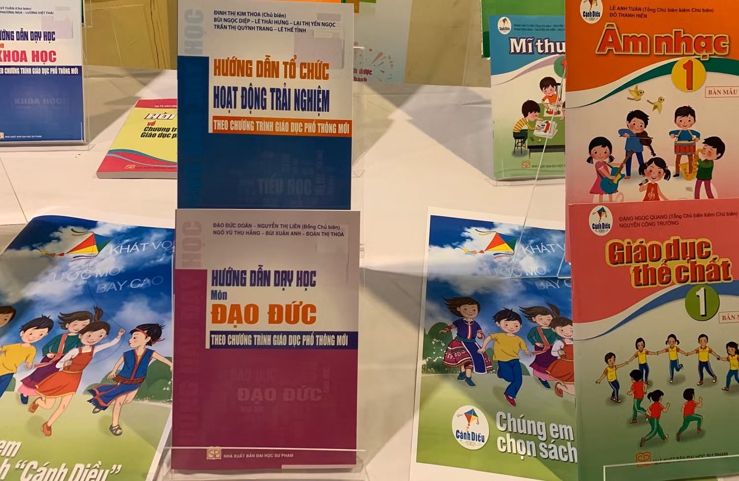 Quốc hội giao cho Bộ Giáo dục và Đào tạo đứng ra tổ chức, biên soạn một bộ sách giáo khoa, tuy nhiên đến nay đã không có một sách nào của Bộ cả. (Ảnh minh họa về bộ sách Cánh Diều: Thùy Linh chụp) Quốc hội giao cho Bộ Giáo dục và Đào tạo đứng ra tổ chức, biên soạn một bộ sách giáo khoa, tuy nhiên đến nay đã không có một sách nào của Bộ cả. (Ảnh minh họa về bộ sách Cánh Diều: Thùy Linh chụp)