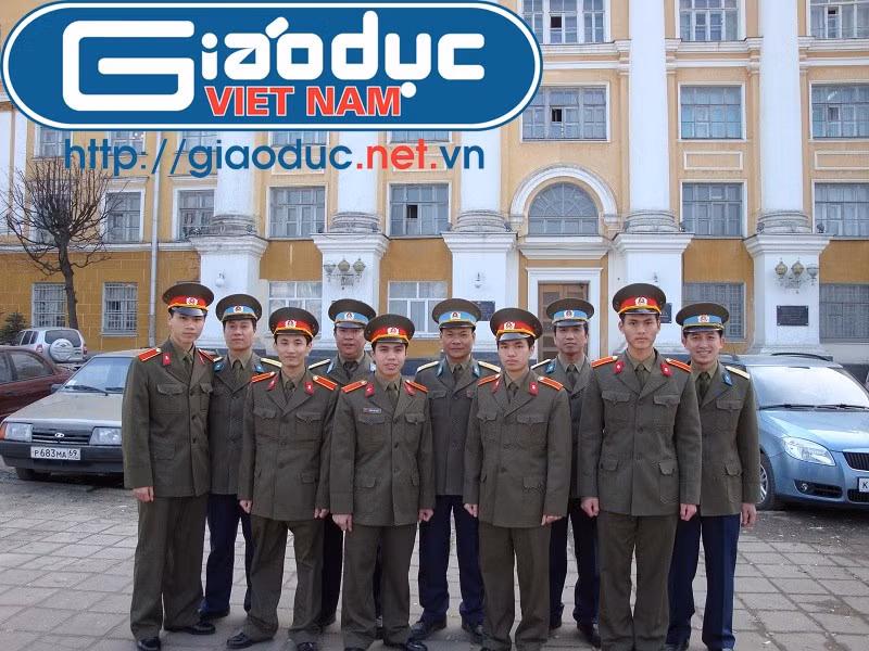 Trên hình ảnh là các đồng chí sỹ quan Phòng không nghiên cứu sinh và các du học viên quân sự đang học tập nghiên cứu tại Học viện Zhukov Trên hình ảnh là các đồng chí sỹ quan Phòng không nghiên cứu sinh và các du học viên quân sự đang học tập nghiên cứu tại Học viện Zhukov