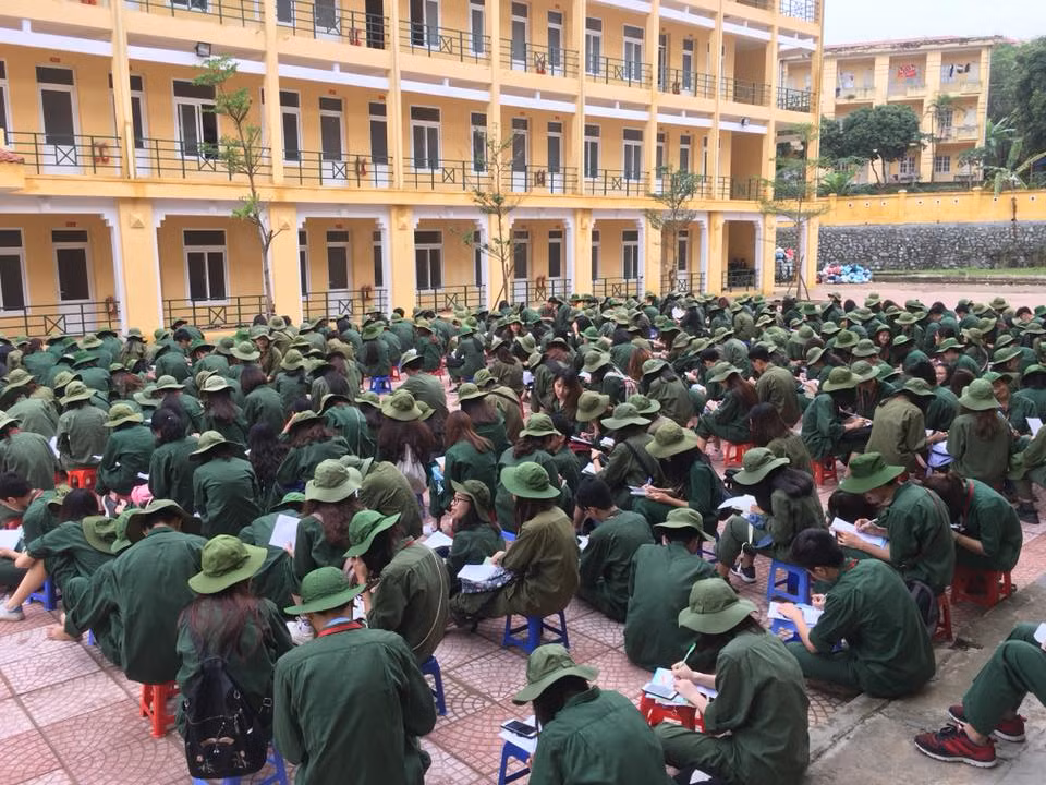Các học viên học quân sự tại Trung tâm Giáo dục Quốc phòng &amp; An ninh - Trường Đại học sư phạm Hà Nội 2. Ảnh minh họa của học viên
