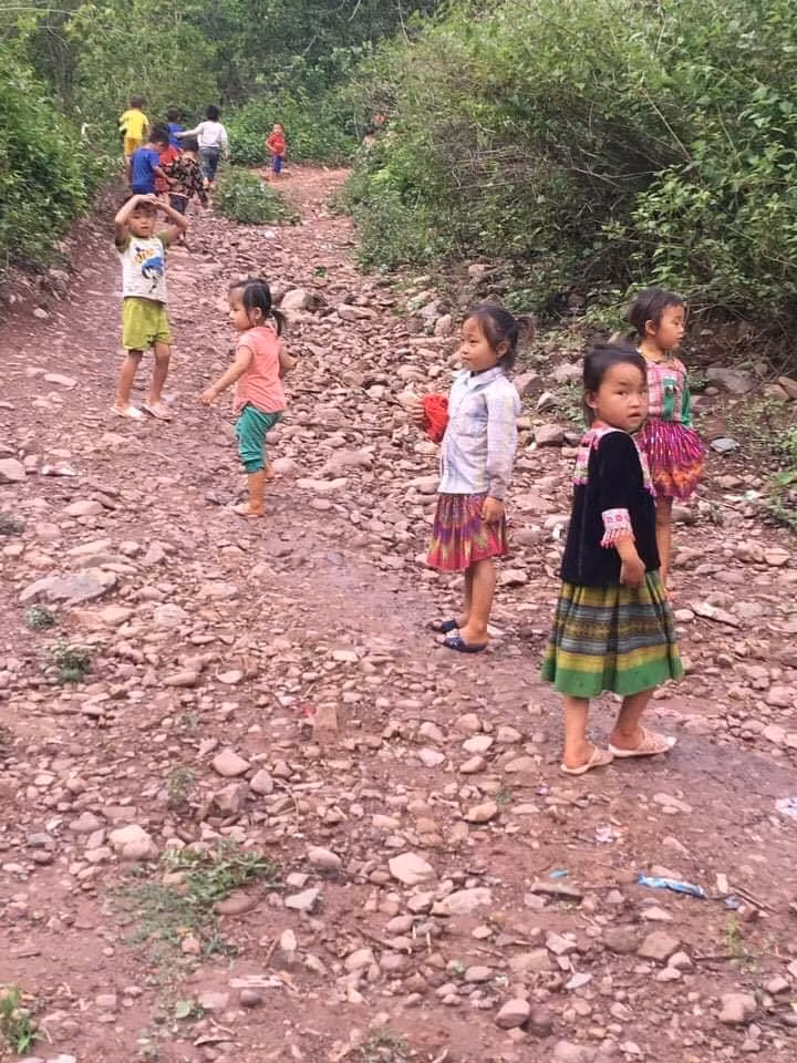 Niềm vui qua suối an toàn. Ảnh: Giáo viên cung cấp