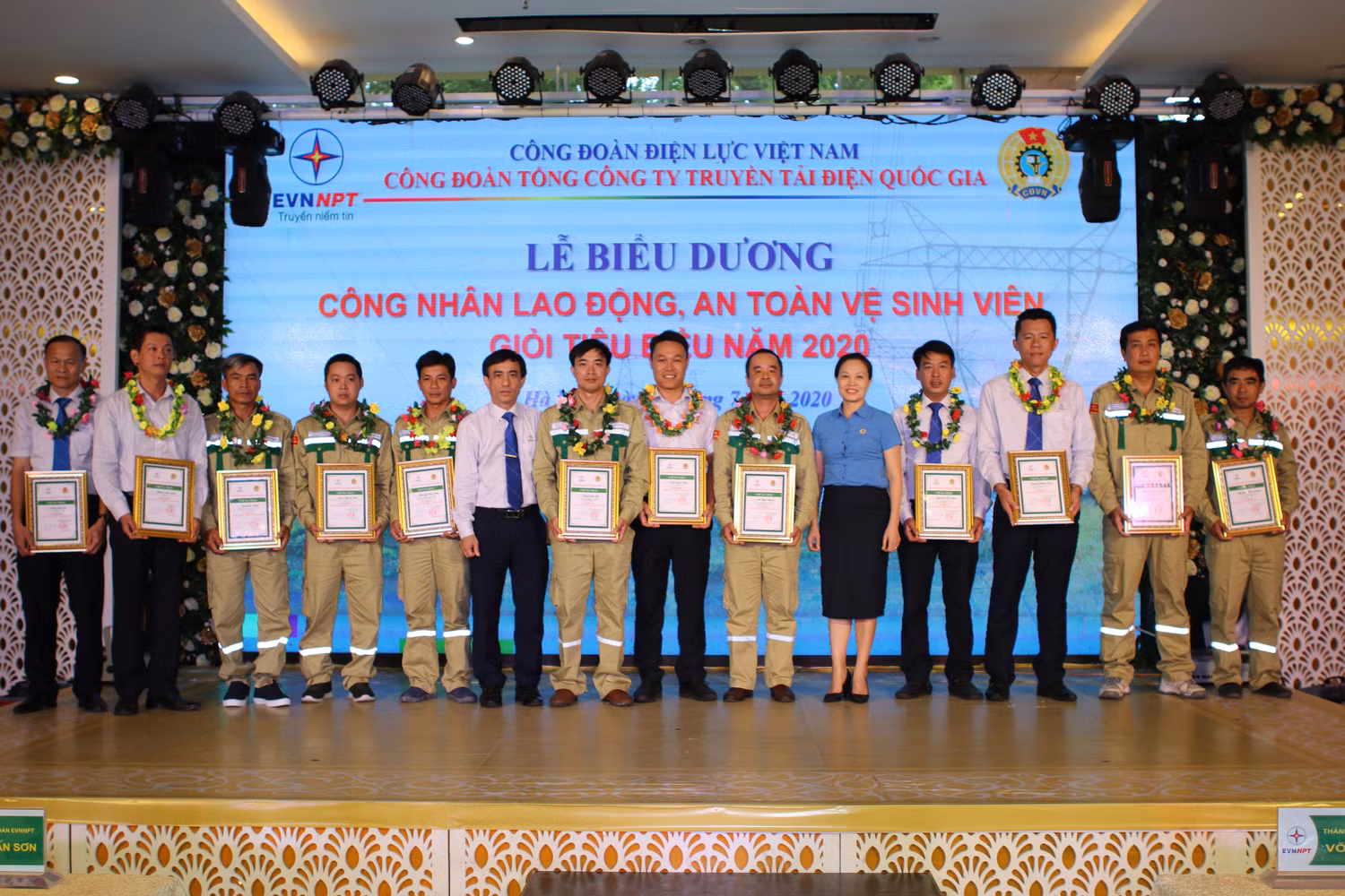 Công đoàn EVNNPT vinh danh các An toàn vệ sinh viên giỏi, tiêu biểu và công nhân lao động giỏi. Ảnh: evnnpt. Công đoàn EVNNPT vinh danh các An toàn vệ sinh viên giỏi, tiêu biểu và công nhân lao động giỏi. Ảnh: evnnpt.