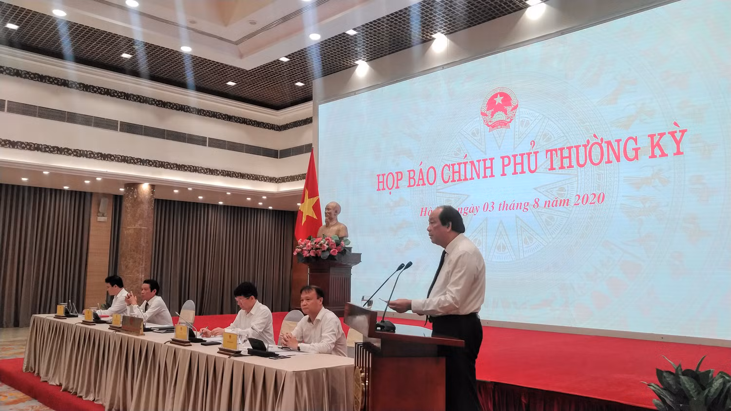 Ông Mai Tiến Dũng, Bộ trưởng, Chủ nhiệm Văn phòng Chính phủ chủ trì cuộc họp báo thường kỳ. Ảnh: LC