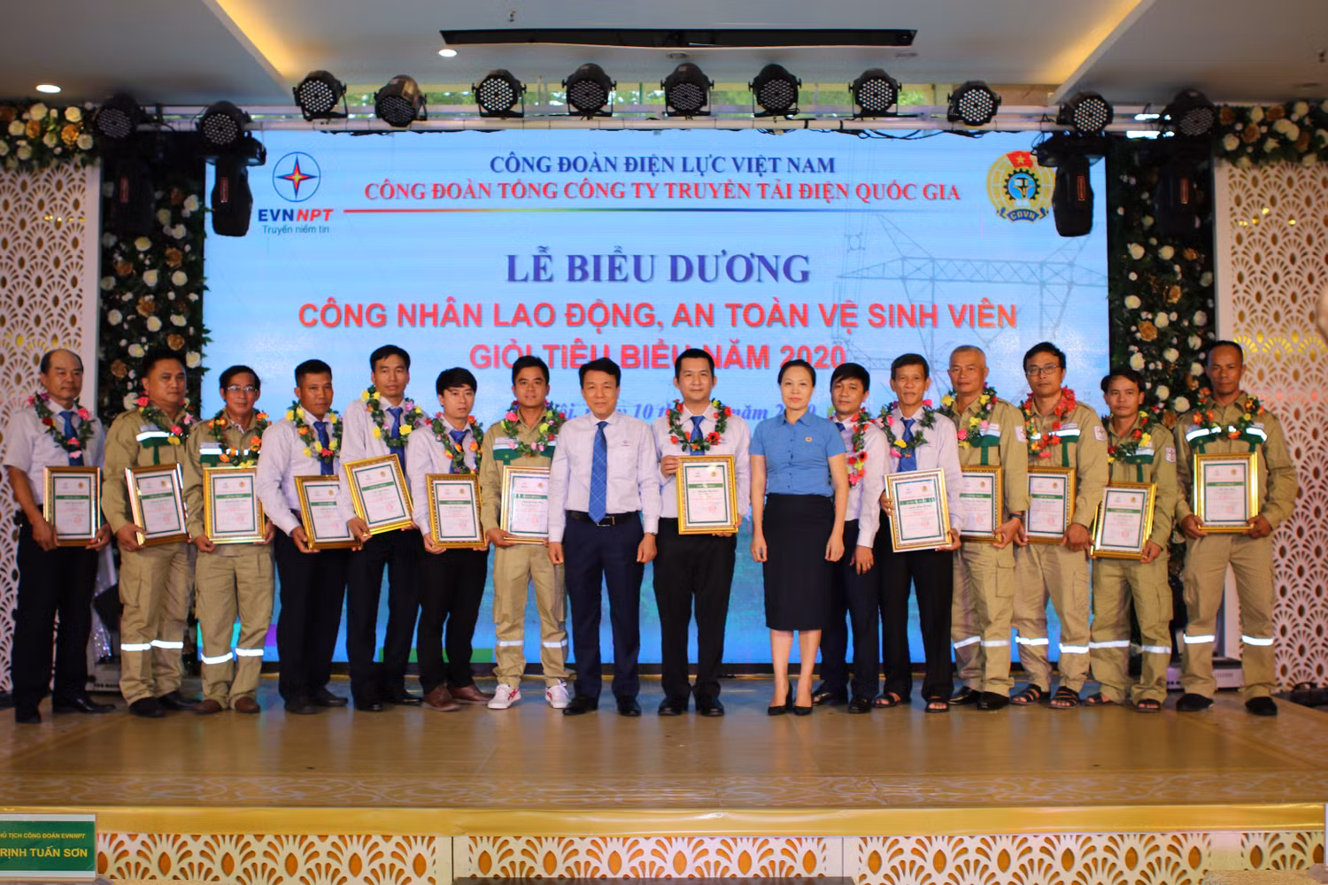 Công đoàn EVNNPT vinh danh các An toàn vệ sinh viên giỏi, tiêu biểu và công nhân lao động giỏi. Ảnh: evnnpt. Công đoàn EVNNPT vinh danh các An toàn vệ sinh viên giỏi, tiêu biểu và công nhân lao động giỏi. Ảnh: evnnpt.