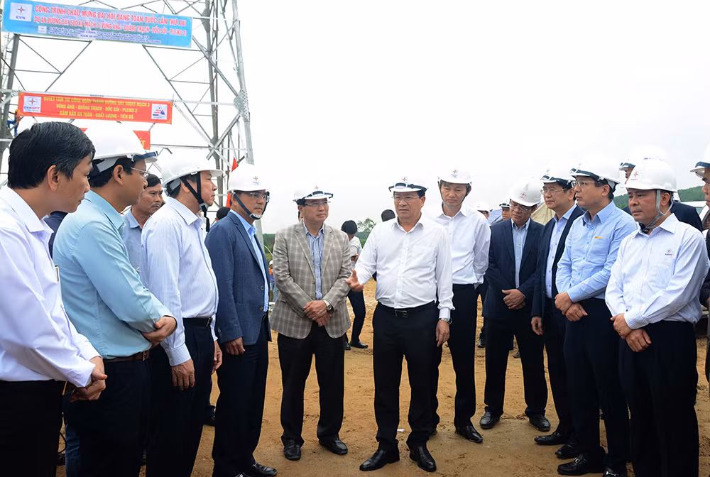 Phó Thủ tướng Trịnh Đình Dũng kiểm tra đường dây 500kV mạch 3.