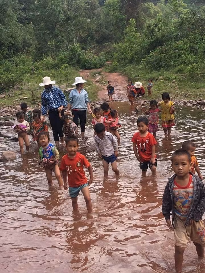 Những ngày tới, nếu nước cạn, việc vượt suối của cô trò Nậm Dính sẽ thuận lợi, còn nước dâng cao sẽ là một hành trình mạo hiểm đến trường. Ảnh: Giáo viên cung cấp