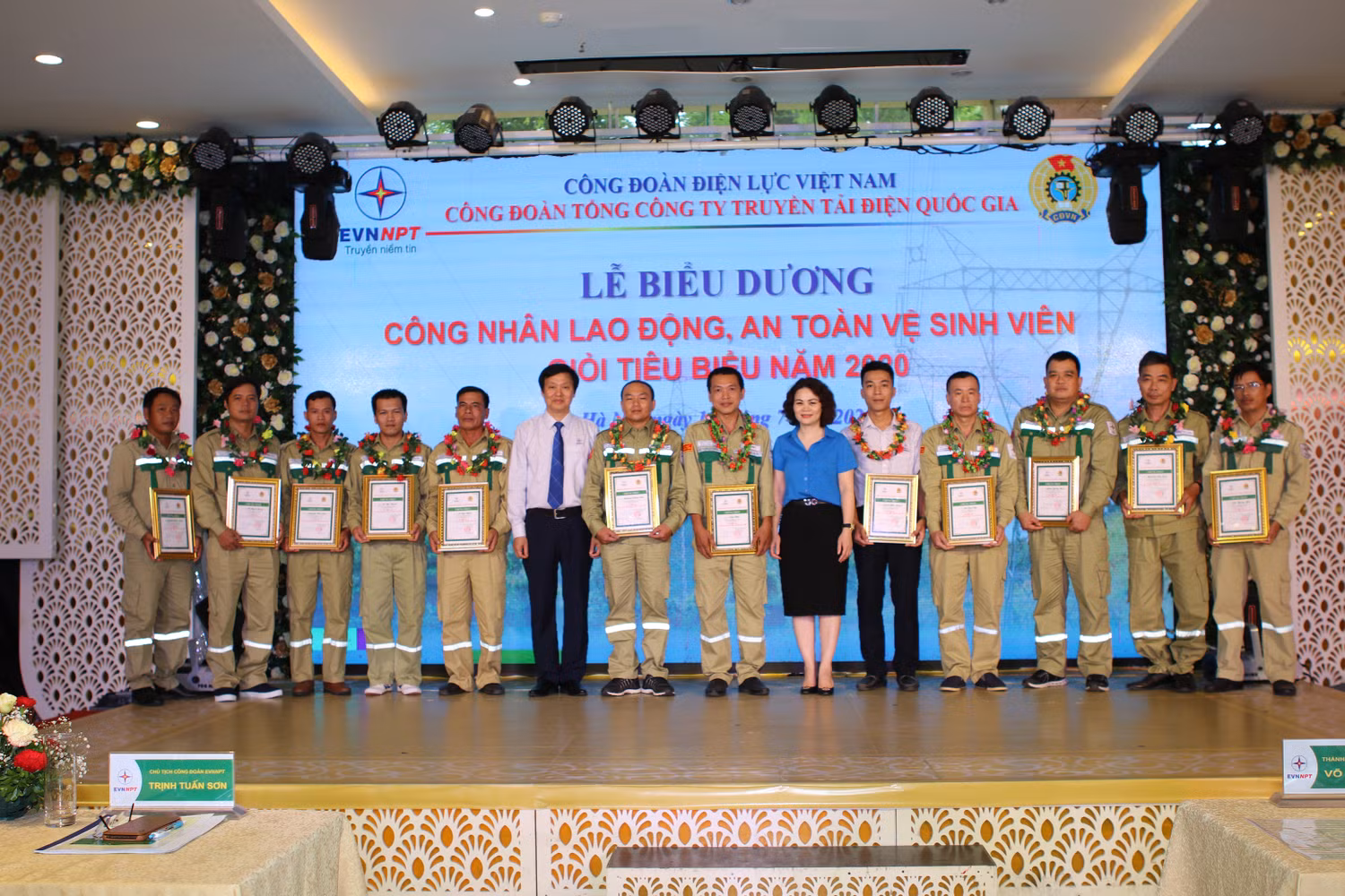 Công đoàn EVNNPT vinh danh các An toàn vệ sinh viên giỏi, tiêu biểu và công nhân lao động giỏi. Ảnh: evnnpt. Công đoàn EVNNPT vinh danh các An toàn vệ sinh viên giỏi, tiêu biểu và công nhân lao động giỏi. Ảnh: evnnpt.