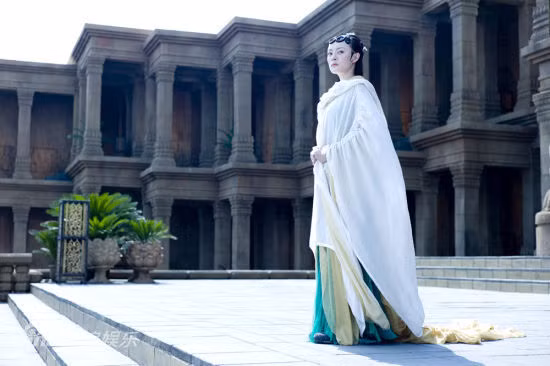 Tạo hình của Tôn Lệ vì vậy cũng thanh thoát và cao sang hơn cả với bộ áo choàng trắng dài thướt tha.
