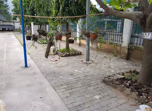 Phần sân, nền phía trước nhà trường cũng sẽ được cải tạo lại (ảnh: P.L)