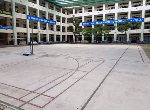 Sân thể thao đa năng Trường Bình Hưng Hòa mới làm hết hơn 367 triệu đồng (ảnh: P.L)