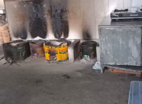 Căn tin sử dụng bếp than để đun, tạo thành những mảng khói đen ám trên tường (ảnh: CTV)