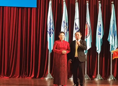 Phó Giáo sư Huỳnh Thành Đạt cám ơn Chủ tịch Quốc hội dành thời gian nói chuyện với sinh viên (Ảnh: P.L) Phó Giáo sư Huỳnh Thành Đạt cám ơn Chủ tịch Quốc hội dành thời gian nói chuyện với sinh viên (Ảnh: P.L)