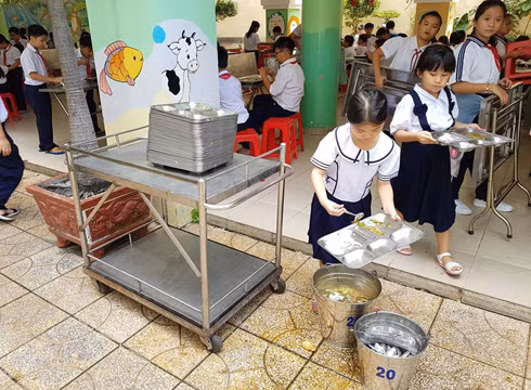 Sau khi ăn xong, học sinh tiểu học biết tự dẹp khay thức ăn vào đúng chỗ quy định của trường (ảnh: P.L) Sau khi ăn xong, học sinh tiểu học biết tự dẹp khay thức ăn vào đúng chỗ quy định của trường (ảnh: P.L)