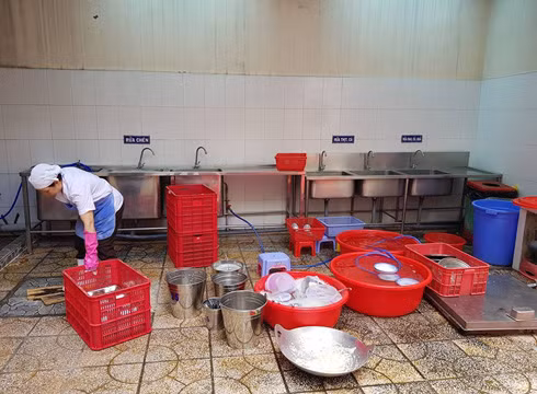 Khu vực rửa dụng cụ, khay thức ăn của trường cũng được đảm bảo sạch sẽ (ảnh: P.L) Khu vực rửa dụng cụ, khay thức ăn của trường cũng được đảm bảo sạch sẽ (ảnh: P.L)