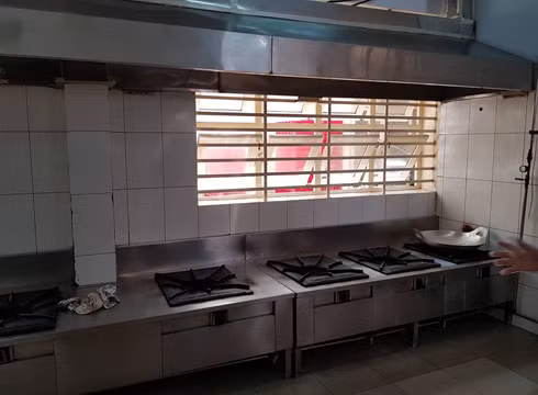 Hệ thống bếp một chiều được Trường tiểu học Trần Nguyên Hãn trang bị từ rất lâu (ảnh: P.L) Hệ thống bếp một chiều được Trường tiểu học Trần Nguyên Hãn trang bị từ rất lâu (ảnh: P.L)