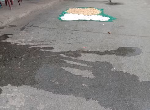 Đồ ăn thừa, nước được xả và phơi ngay trên sân trường (ảnh: CTV)
