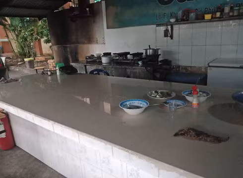 Lãnh đạo nhà trường không đưa ra được thiết kế bếp ăn một chiều theo đúng quy định (ảnh: CTV)