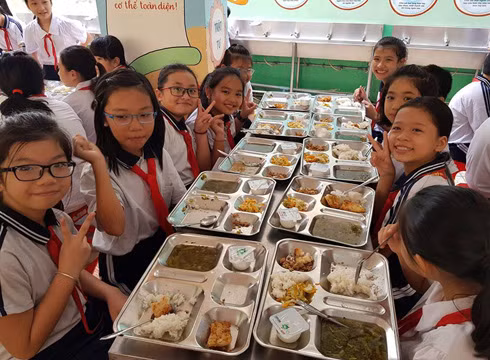 Học sinh Trường Trần Nguyên Hãn hứng thú với bữa ăn bán trú vào trưa ngày 10/9 (ảnh: P.L) Học sinh Trường Trần Nguyên Hãn hứng thú với bữa ăn bán trú vào trưa ngày 10/9 (ảnh: P.L)