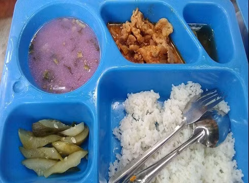 Một suất ăn như vậy, căn tin trường bán cho học sinh giá 22.000 đồng, chỉ lèo tèo vài miếng thịt (ảnh: CTV)