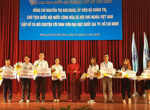 Chủ tịch Quốc hội trao học bổng cho sinh vượt khó của Đại học Quốc gia thành phố (ảnh: P.L) Chủ tịch Quốc hội trao học bổng cho sinh vượt khó của Đại học Quốc gia thành phố (ảnh: P.L)