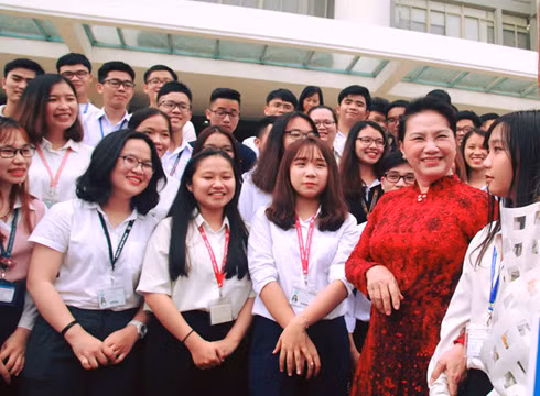 Chủ tịch Quốc hội Nguyễn Thị Kim Ngân và các sinh viên Đại học Quốc gia Thành phố Hồ Chí Minh (ảnh: CTV) Chủ tịch Quốc hội Nguyễn Thị Kim Ngân và các sinh viên Đại học Quốc gia Thành phố Hồ Chí Minh (ảnh: CTV)