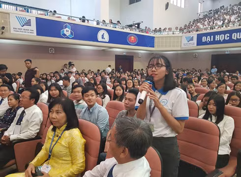 Sinh viên đặt câu hỏi với Chủ tịch Quốc hội Nguyễn Thị Kim Ngân (ảnh: P.L) Sinh viên đặt câu hỏi với Chủ tịch Quốc hội Nguyễn Thị Kim Ngân (ảnh: P.L)