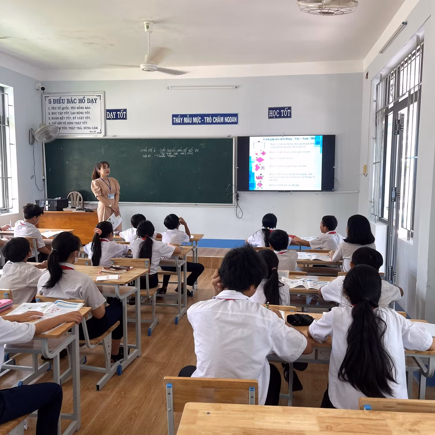 Chưa được hưởng lương đại học nhưng giáo viên vẫn cố gắng dạy tốt. Ảnh minh họa: Sơn Quang Huyến