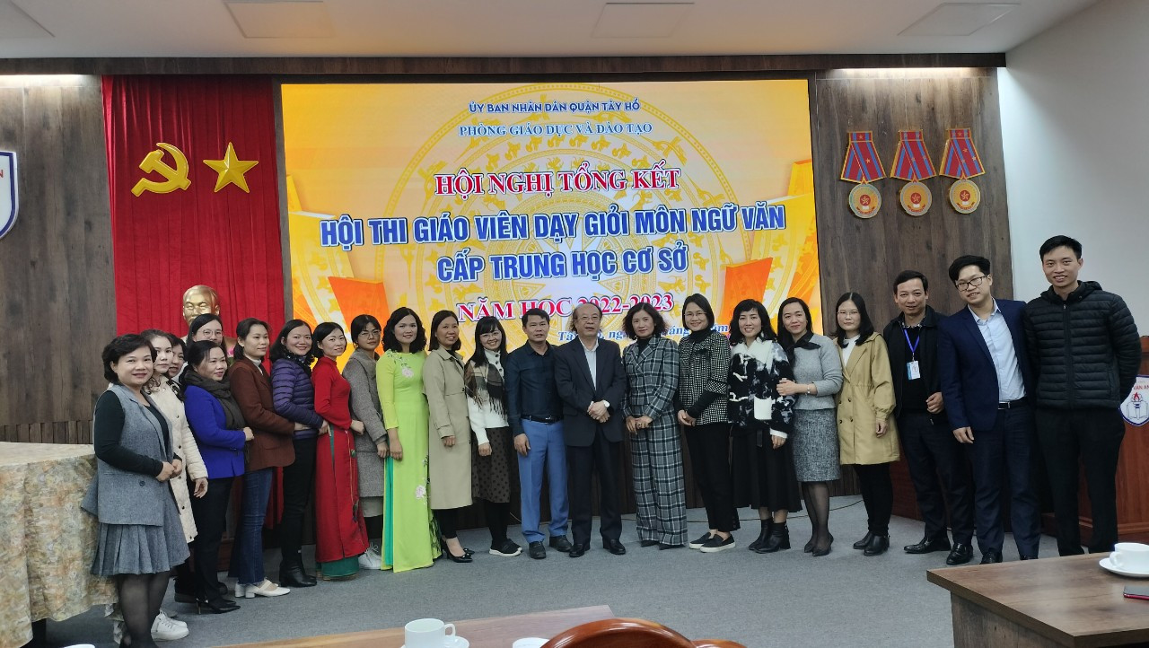 Thầy Đỗ Ngọc Thống với giáo viên dạy Ngữ văn. Ảnh NVCC Thầy Đỗ Ngọc Thống với giáo viên dạy Ngữ văn. Ảnh NVCC