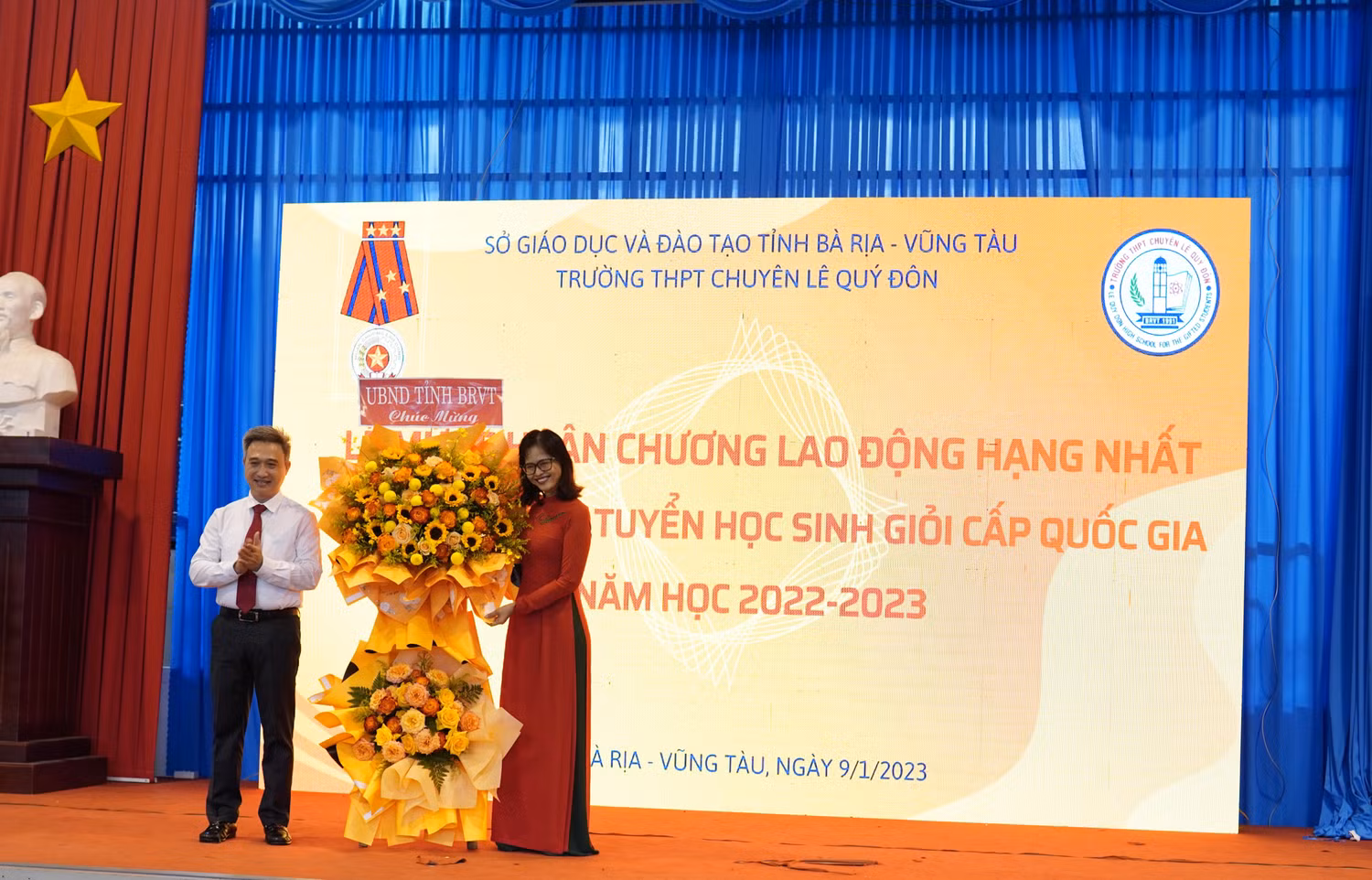 Cô giáo Lữ Thị Trà Giang nhận hoa chúc mừng của Ủy ban nhân dân tỉnh Bà Rịa - Vũng Tàu.