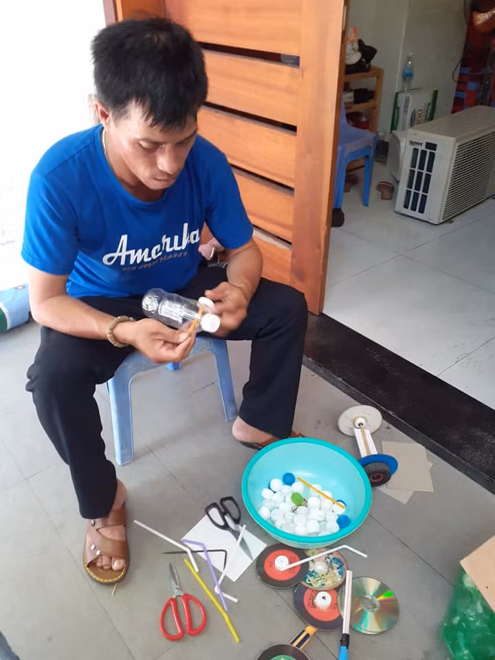 Thầy Nguyễn Hữu Phú làm đồ dùng dạy học. Ảnh NVCC