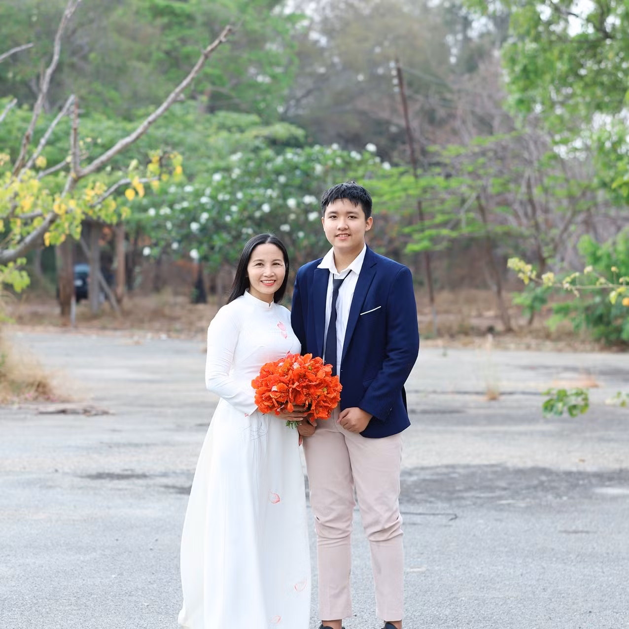Nguyễn Đăng Sĩ Hoàng và mẹ của mình - Ảnh NVCC Nguyễn Đăng Sĩ Hoàng và mẹ của mình - Ảnh NVCC