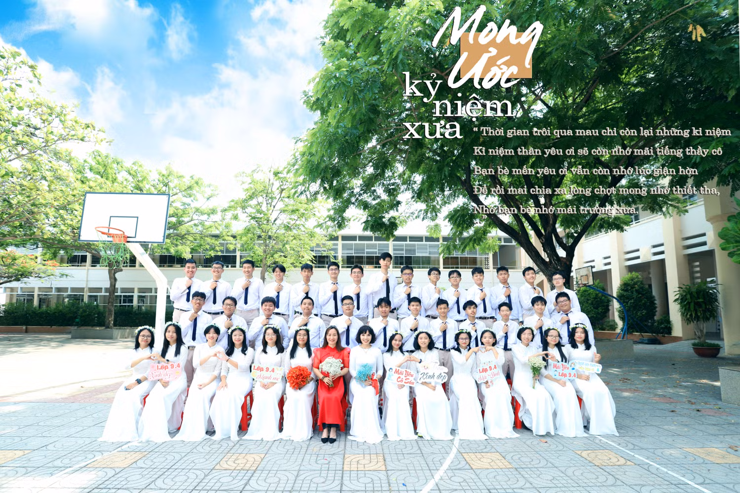 Nguyễn Đăng Sĩ Hoàng chụp ảnh chung với cả lớp và cô hiệu trưởng, cô chủ nhiệm. Ảnh NVCC Nguyễn Đăng Sĩ Hoàng chụp ảnh chung với cả lớp và cô hiệu trưởng, cô chủ nhiệm. Ảnh NVCC